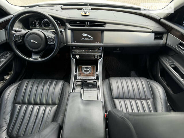 Белый Ягуар ХФ, объемом двигателя 2.99 л и пробегом 150 тыс. км за 32999 $, фото 34 на Automoto.ua