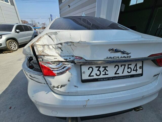 Белый Ягуар ХФ, объемом двигателя 3 л и пробегом 122 тыс. км за 16300 $, фото 10 на Automoto.ua