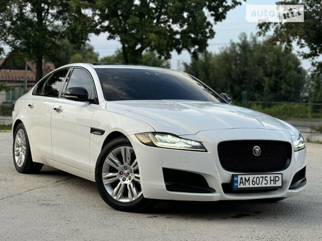 Белый Ягуар ХФ, объемом двигателя 2.99 л и пробегом 150 тыс. км за 32999 $, фото 5 на Automoto.ua