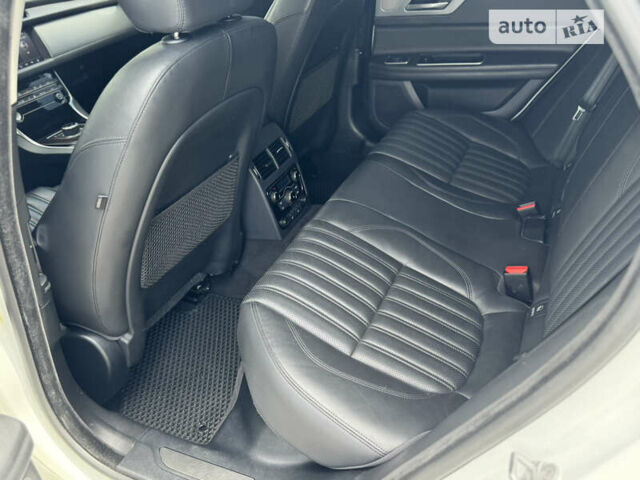 Белый Ягуар ХФ, объемом двигателя 2.99 л и пробегом 150 тыс. км за 32999 $, фото 32 на Automoto.ua