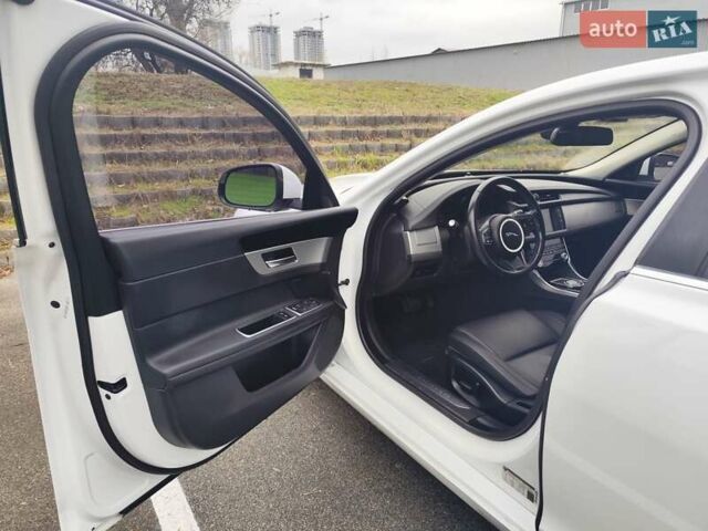 Белый Ягуар ХФ, объемом двигателя 2 л и пробегом 123 тыс. км за 15800 $, фото 9 на Automoto.ua