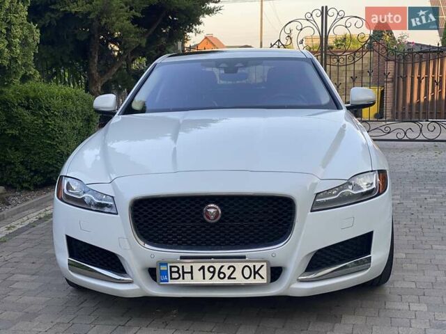 Белый Ягуар ХФ, объемом двигателя 2 л и пробегом 70 тыс. км за 20700 $, фото 2 на Automoto.ua