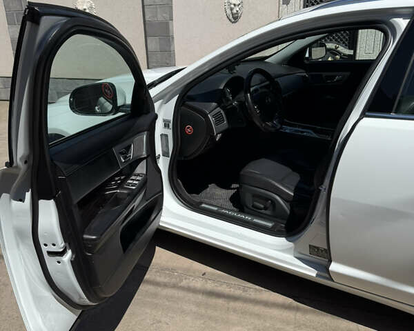 Белый Ягуар ХФ, объемом двигателя 2.18 л и пробегом 219 тыс. км за 13500 $, фото 7 на Automoto.ua