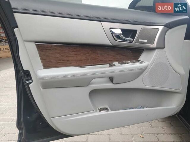 Черный Ягуар ХФ, объемом двигателя 2.97 л и пробегом 250 тыс. км за 7800 $, фото 21 на Automoto.ua