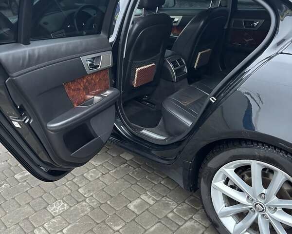 Черный Ягуар ХФ, объемом двигателя 2.99 л и пробегом 177 тыс. км за 12700 $, фото 8 на Automoto.ua