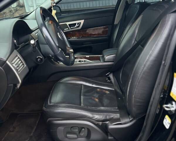 Черный Ягуар ХФ, объемом двигателя 2.99 л и пробегом 177 тыс. км за 12700 $, фото 7 на Automoto.ua