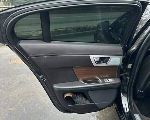 Черный Ягуар ХФ, объемом двигателя 2.97 л и пробегом 282 тыс. км за 9500 $, фото 13 на Automoto.ua