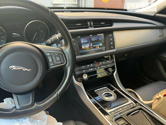 Черный Ягуар ХФ, объемом двигателя 3 л и пробегом 75 тыс. км за 16000 $, фото 2 на Automoto.ua