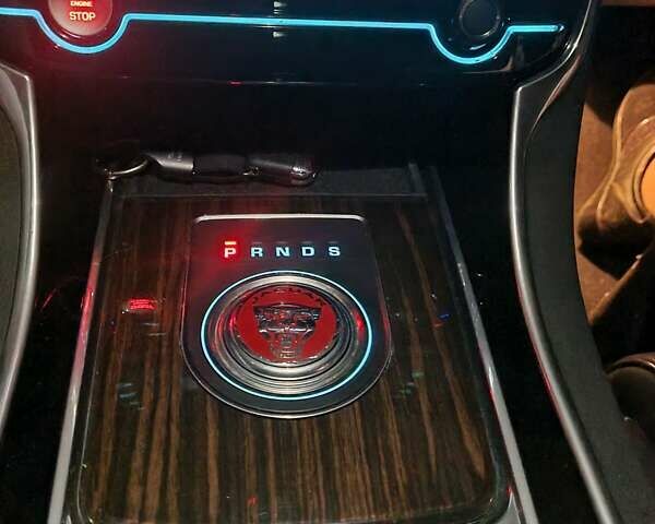 Черный Ягуар ХФ, объемом двигателя 3 л и пробегом 179 тыс. км за 22000 $, фото 5 на Automoto.ua