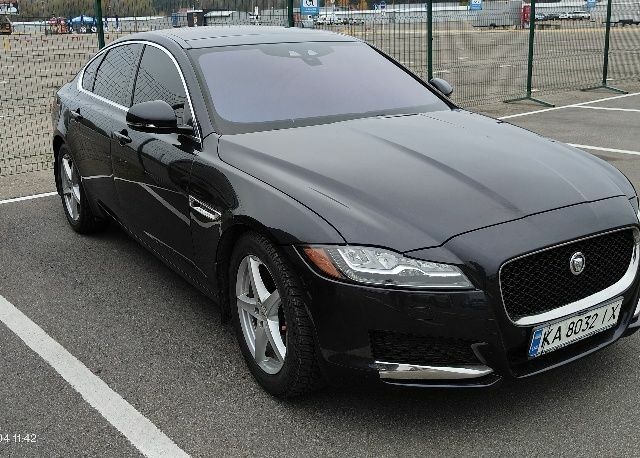 Черный Ягуар ХФ, объемом двигателя 2 л и пробегом 141 тыс. км за 17324 $, фото 1 на Automoto.ua