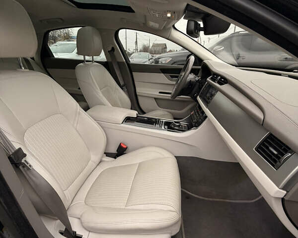 Черный Ягуар ХФ, объемом двигателя 3 л и пробегом 148 тыс. км за 18700 $, фото 6 на Automoto.ua