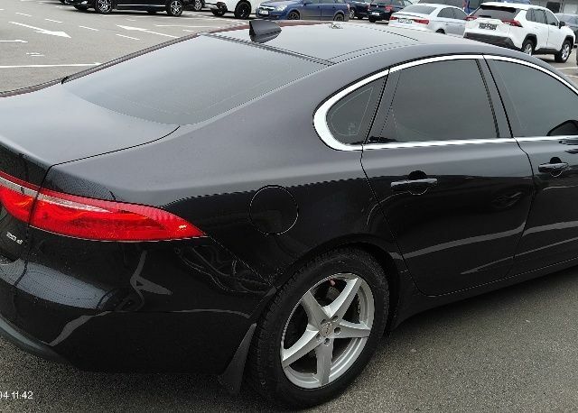 Черный Ягуар ХФ, объемом двигателя 2 л и пробегом 141 тыс. км за 17324 $, фото 2 на Automoto.ua