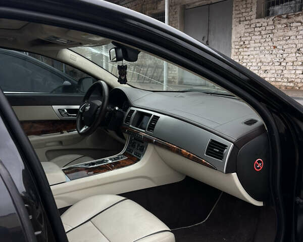 Черный Ягуар ХФ, объемом двигателя 3 л и пробегом 150 тыс. км за 8000 $, фото 3 на Automoto.ua