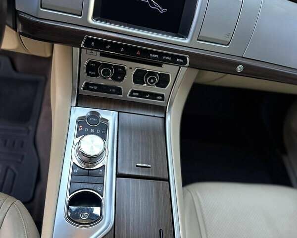 Ягуар ХФ 2012 у Одесі на Automoto.ua Червоний Ягуар ХФ, об'ємом двигуна 2.97 л та пробігом 54 тис. км за 11800 $, фото 18 на Automoto.ua