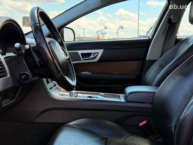Красный Ягуар ХФ, объемом двигателя 3 л и пробегом 160 тыс. км за 16590 $, фото 15 на Automoto.ua