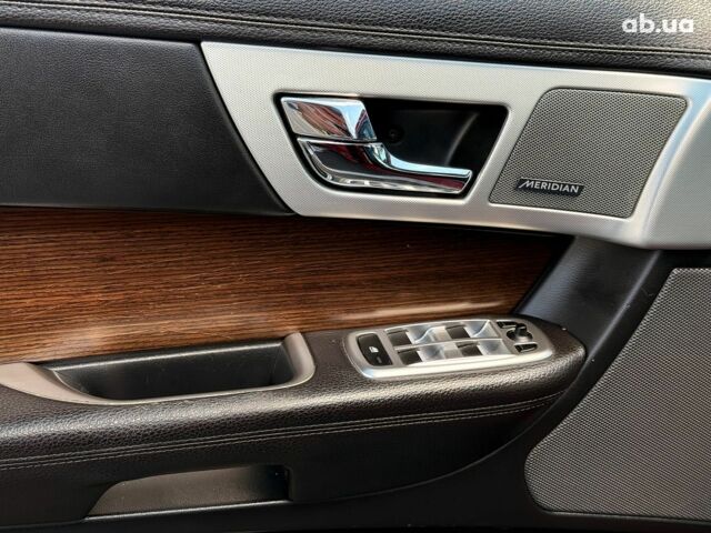 Красный Ягуар ХФ, объемом двигателя 3 л и пробегом 160 тыс. км за 16590 $, фото 14 на Automoto.ua