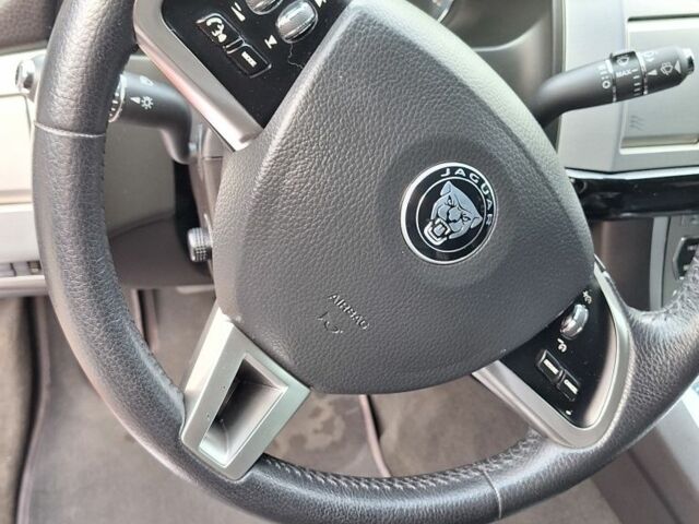 Красный Ягуар ХФ, объемом двигателя 3 л и пробегом 150 тыс. км за 15196 $, фото 3 на Automoto.ua