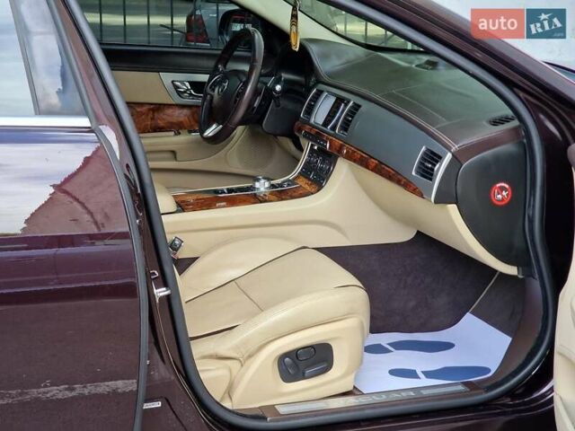Красный Ягуар ХФ, объемом двигателя 2.99 л и пробегом 140 тыс. км за 15490 $, фото 47 на Automoto.ua
