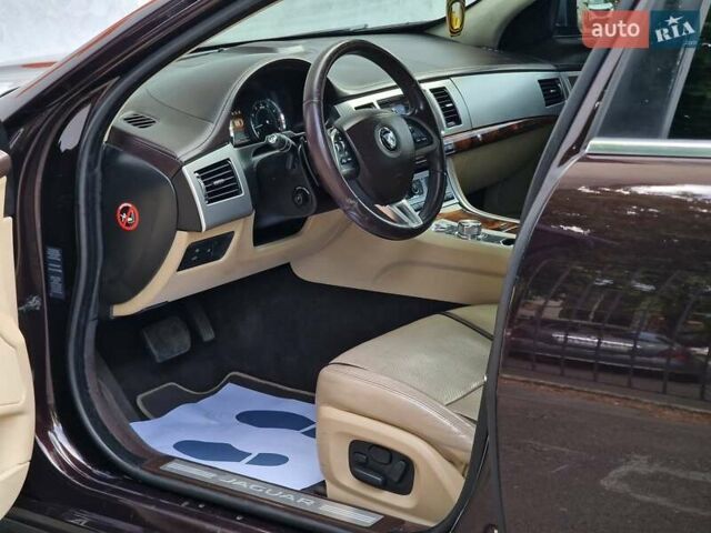 Красный Ягуар ХФ, объемом двигателя 2.99 л и пробегом 140 тыс. км за 15490 $, фото 43 на Automoto.ua