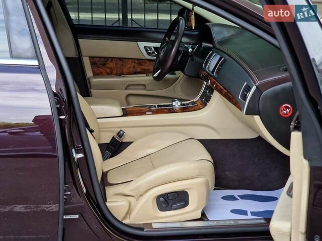Красный Ягуар ХФ, объемом двигателя 2.99 л и пробегом 140 тыс. км за 15490 $, фото 48 на Automoto.ua