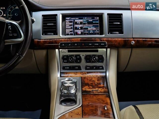 Красный Ягуар ХФ, объемом двигателя 2.99 л и пробегом 140 тыс. км за 15490 $, фото 58 на Automoto.ua