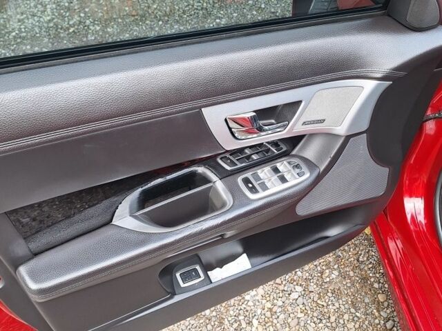 Красный Ягуар ХФ, объемом двигателя 3 л и пробегом 150 тыс. км за 15196 $, фото 5 на Automoto.ua