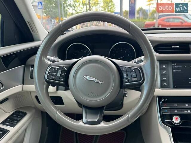 Красный Ягуар ХФ, объемом двигателя 3 л и пробегом 129 тыс. км за 15490 $, фото 13 на Automoto.ua