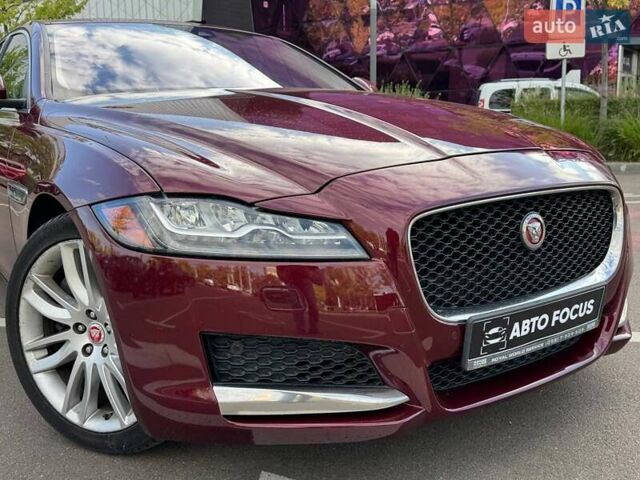 Красный Ягуар ХФ, объемом двигателя 3 л и пробегом 129 тыс. км за 15490 $, фото 3 на Automoto.ua