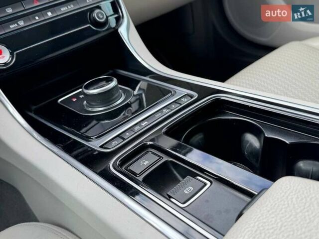 Красный Ягуар ХФ, объемом двигателя 3 л и пробегом 129 тыс. км за 15490 $, фото 14 на Automoto.ua