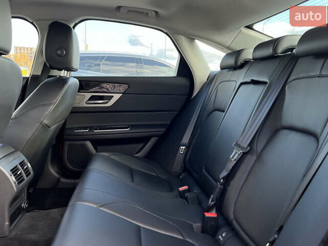 Ягуар ХФ 2017 у Львові на Automoto.ua Червоний Ягуар ХФ, об'ємом двигуна 0 л та пробігом 225 тис. км за 18999 $, фото 17 на Automoto.ua