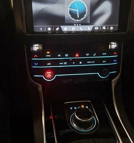 Красный Ягуар ХФ, объемом двигателя 2 л и пробегом 175 тыс. км за 28000 $, фото 4 на Automoto.ua
