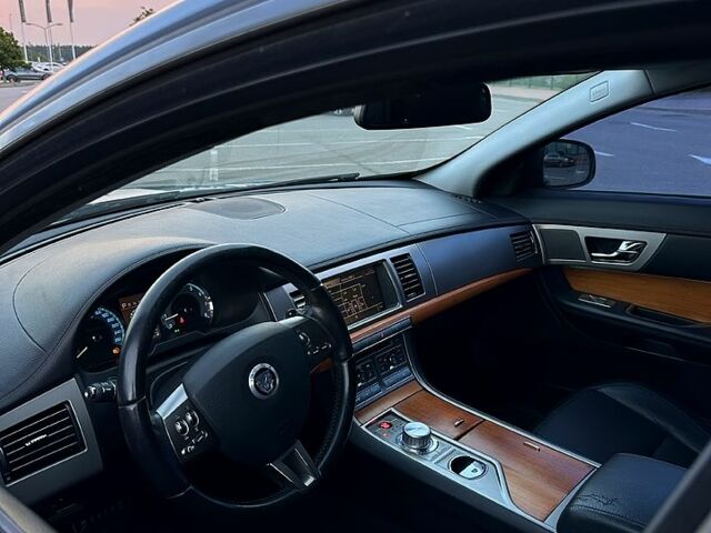 Сірий Ягуар ХФ, об'ємом двигуна 3 л та пробігом 142 тис. км за 10500 $, фото 3 на Automoto.ua