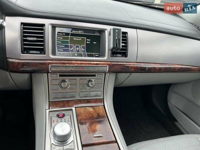 Серый Ягуар ХФ, объемом двигателя 2.72 л и пробегом 301 тыс. км за 8999 $, фото 17 на Automoto.ua