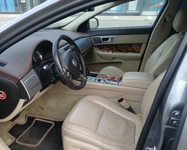 Ягуар ХФ 2009 в Киеве на Automoto.ua Серый Ягуар ХФ, объемом двигателя 2.72 л и пробегом 240 тыс. км за 10000 $, фото 12 на Automoto.ua