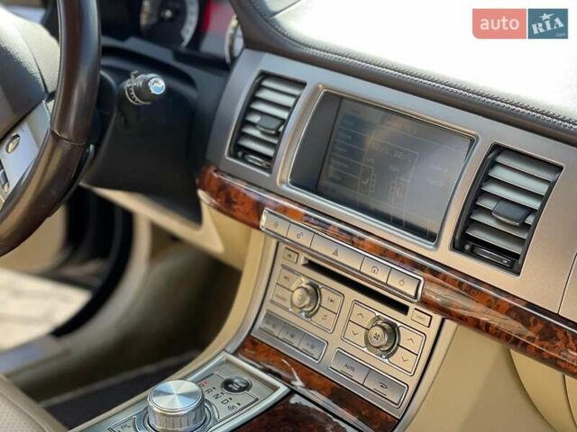 Серый Ягуар ХФ, объемом двигателя 2.7 л и пробегом 183 тыс. км за 10400 $, фото 25 на Automoto.ua