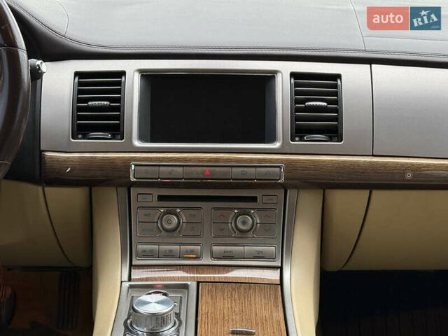 Сірий Ягуар ХФ, об'ємом двигуна 2.97 л та пробігом 176 тис. км за 10800 $, фото 32 на Automoto.ua