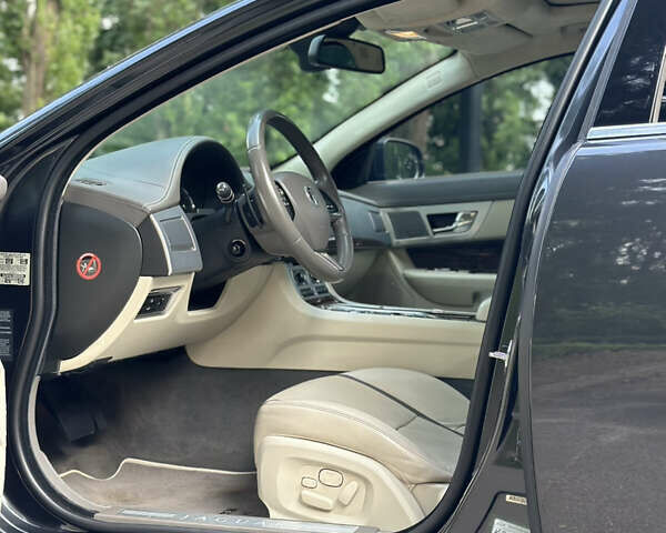Сірий Ягуар ХФ, об'ємом двигуна 3 л та пробігом 141 тис. км за 18700 $, фото 4 на Automoto.ua