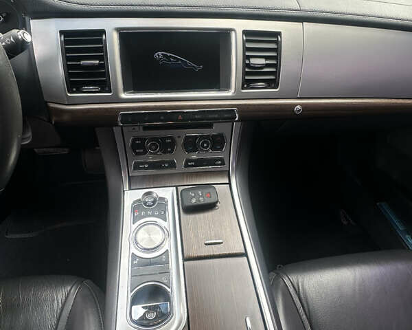 Серый Ягуар ХФ, объемом двигателя 2.18 л и пробегом 105 тыс. км за 15000 $, фото 11 на Automoto.ua