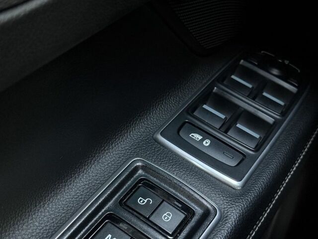 Чорний Ягуар ХФР, об'ємом двигуна 2 л та пробігом 110 тис. км за 20282 $, фото 12 на Automoto.ua