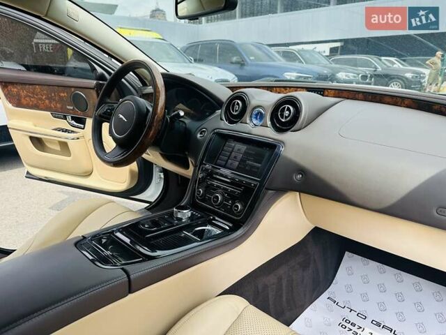 Білий Ягуар Ікс Джей, об'ємом двигуна 2.97 л та пробігом 190 тис. км за 15200 $, фото 22 на Automoto.ua