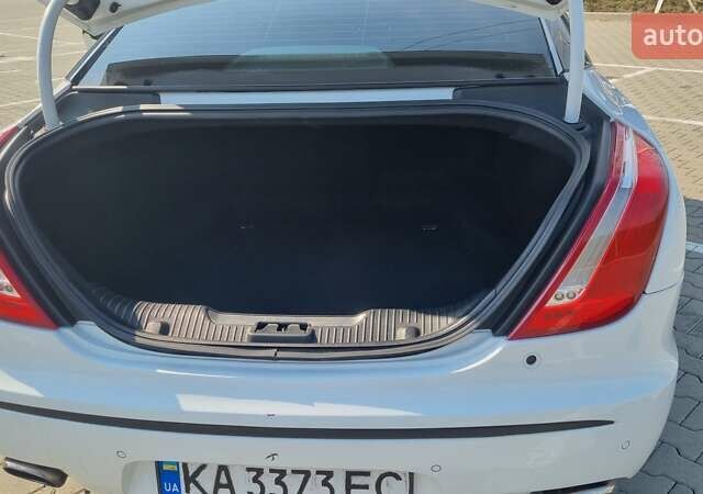 Белый Ягуар Икс Джей, объемом двигателя 2.97 л и пробегом 120 тыс. км за 12500 $, фото 33 на Automoto.ua