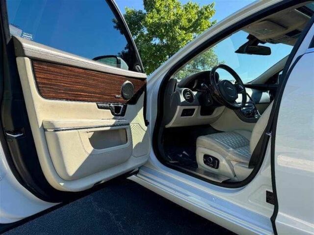 Ягуар Икс Джей 2016 в Львове на Automoto.ua Белый Ягуар Икс Джей, объемом двигателя 3 л и пробегом 60 тыс. км за 4900 $, фото 7 на Automoto.ua