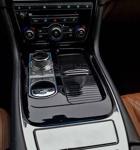 Білий Ягуар Ікс Джей, об'ємом двигуна 3 л та пробігом 75 тис. км за 34900 $, фото 11 на Automoto.ua