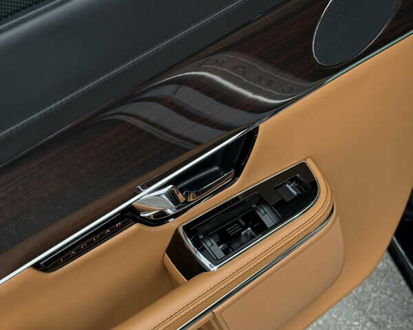 Черный Ягуар Икс Джей, объемом двигателя 5 л и пробегом 125 тыс. км за 20500 $, фото 58 на Automoto.ua