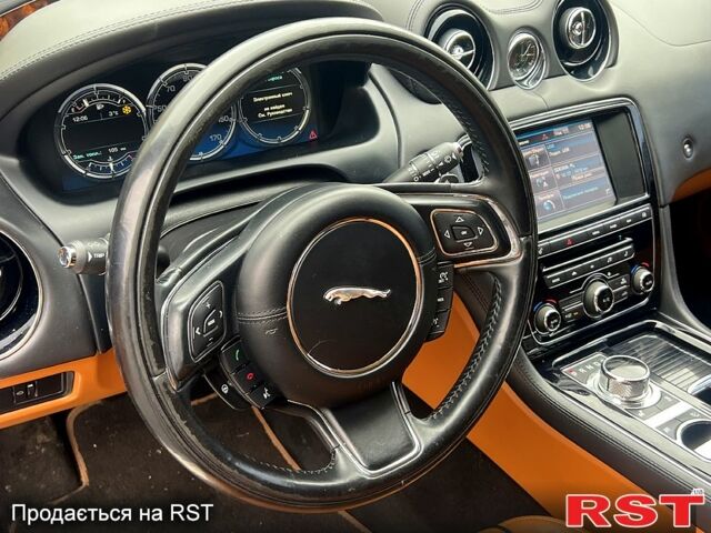 Ягуар Икс Джей 2014 в Харькове на Automoto.ua Черный Ягуар Икс Джей, объемом двигателя 3 л и пробегом 130 тыс. км за 26500 $, фото 9 на Automoto.ua