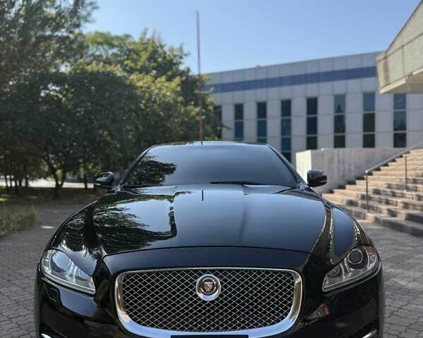 Черный Ягуар Икс Джей, объемом двигателя 3 л и пробегом 145 тыс. км за 18828 $, фото 1 на Automoto.ua