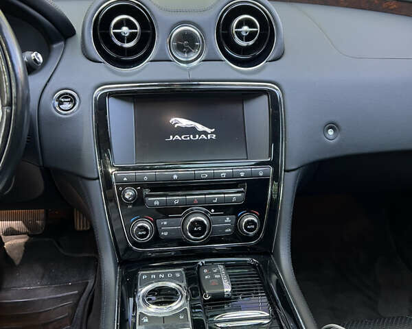 Черный Ягуар Икс Джей, объемом двигателя 2.97 л и пробегом 116 тыс. км за 22000 $, фото 10 на Automoto.ua