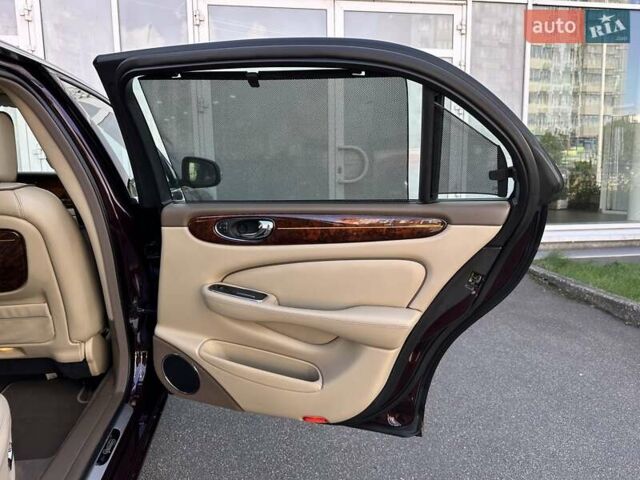 Червоний Ягуар Ікс Джей, об'ємом двигуна 4.2 л та пробігом 124 тис. км за 44000 $, фото 16 на Automoto.ua