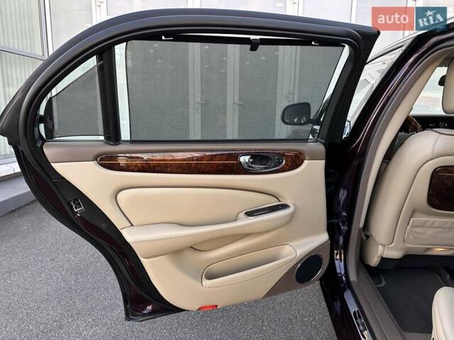 Червоний Ягуар Ікс Джей, об'ємом двигуна 4.2 л та пробігом 124 тис. км за 44000 $, фото 17 на Automoto.ua