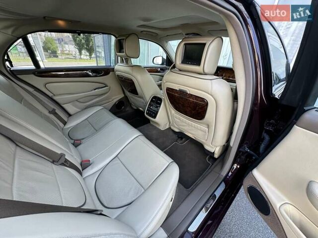 Червоний Ягуар Ікс Джей, об'ємом двигуна 4.2 л та пробігом 124 тис. км за 44000 $, фото 9 на Automoto.ua